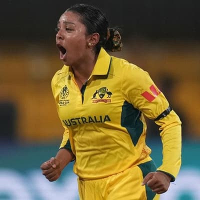King's spin makes Australia queens of the middle overs