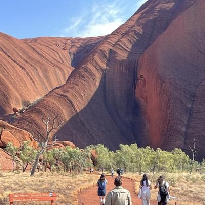 Symbolic handback of Uluru celebrated 40 years on