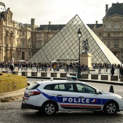 DNA traces reportedly help police nab Louvre suspects