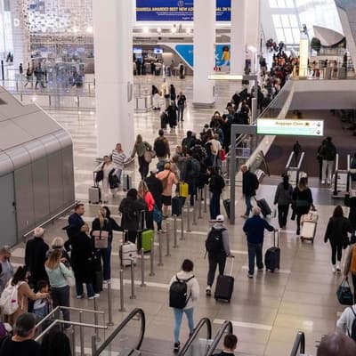 US airlines cancel 1200 flights as shutdown continues