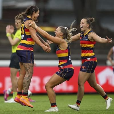 Crows 'back of the pack' as Dees regroup for finals