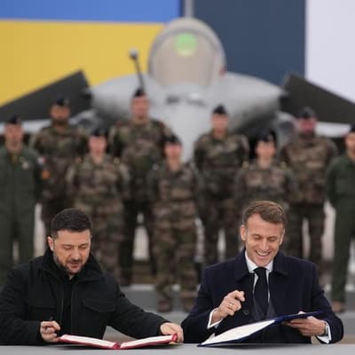 Ukraine signs historic deal for 100 French warplanes