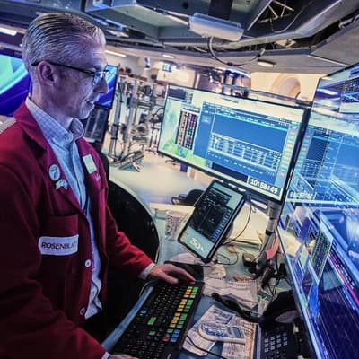 Wall Street ends higher on tech rebound, rate cut bets