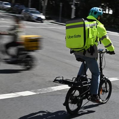 'World-first' deal to give delivery drivers better pay