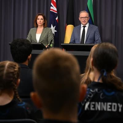 Teenagers quiz PM over social media ban's implications