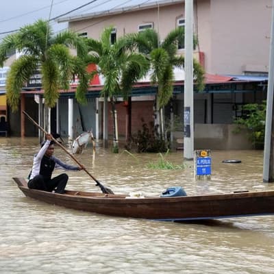 Asia flood deaths at 321, recovery operations step up