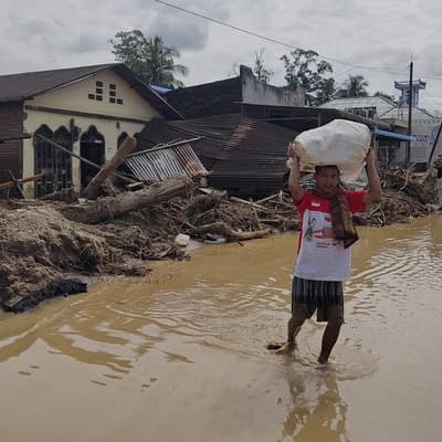 Indonesians hunt for food, water after deadly floods