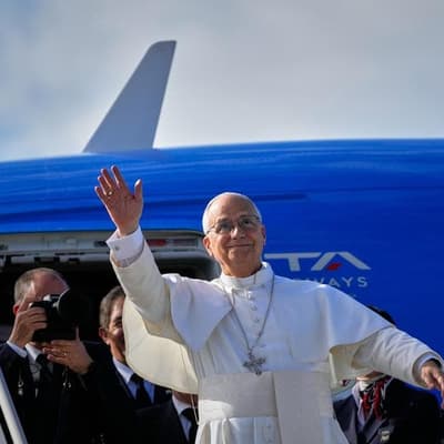 Pope urges Middle East to reject 'horror of war'