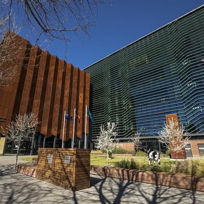 Accused murderer chants, bows during brief hearing