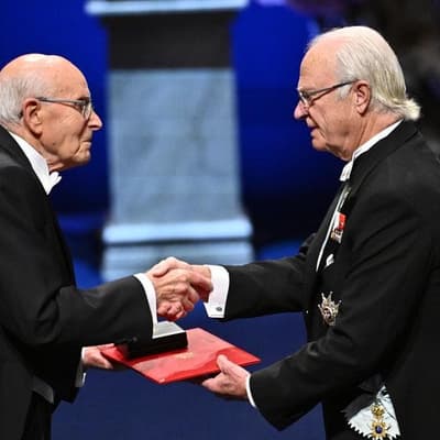 Hermione's handbag: Aussie chemist accepts Nobel prize
