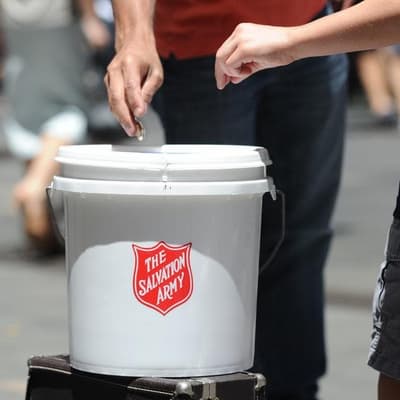 Fake charity pages spruik 'Christmas loans' on Facebook