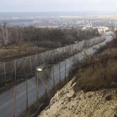 Ukraine, Russia exchange strikes, peace talks press on