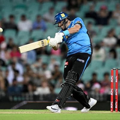 Strikers pull off last-over upset win over Sixers