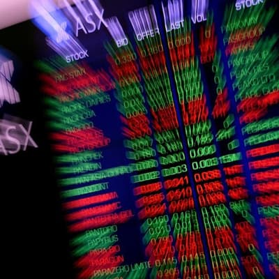 Shares finish flat as energy stocks continue to drift