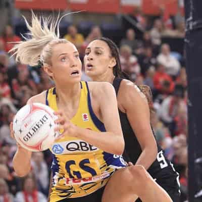 Swifts deliver first Super Netball home loss for Vixens