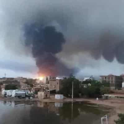 Massive fire as Sudanese rivals battle for arms factory