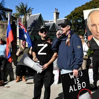 Protesters tell PM to keep hands off Russian embassy