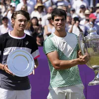 Alcaraz downs de Minaur to become Queen's king and No.1