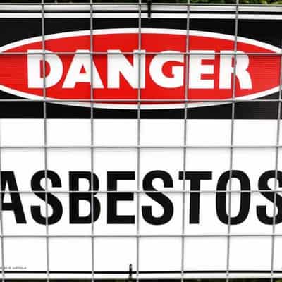 Woman gets cancer from husband's asbestos-laden clothes