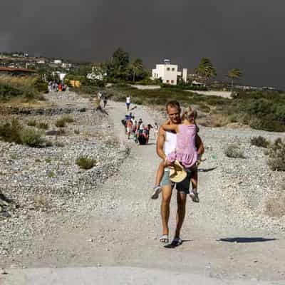 Thousands flee wildfire on Greek island of Rhodes