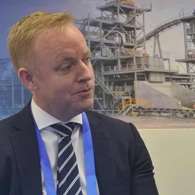 First mover or fast follower, mining in a race to adapt