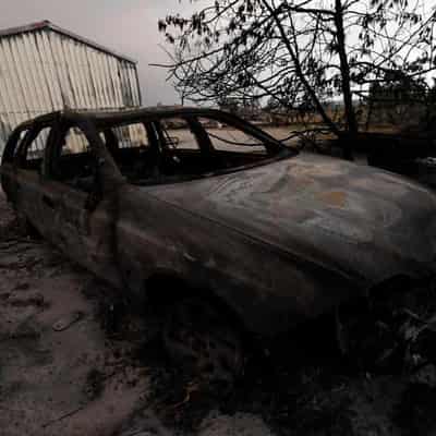 Victorians wait to feel bushfire threat before leaving