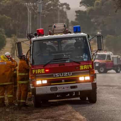 Campers flee tourist hotspot as bushfire sparks alerts