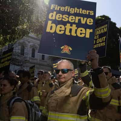 Firies march on Vic parliament as pay dispute deepens