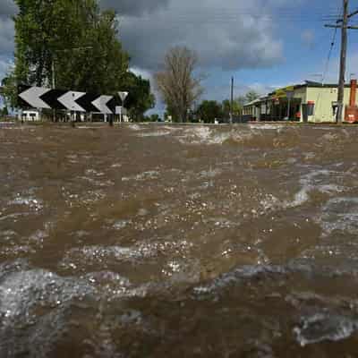 More than 100 Vic homes may be inundated as rivers rise