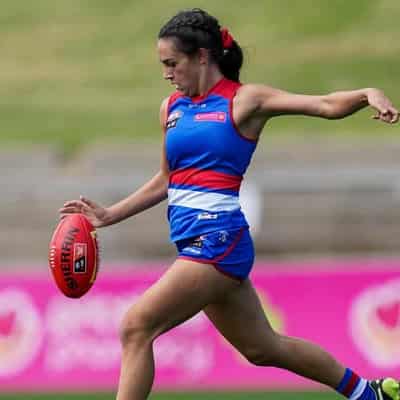 Bulldogs' grim AFLW season continues in loss to Blues