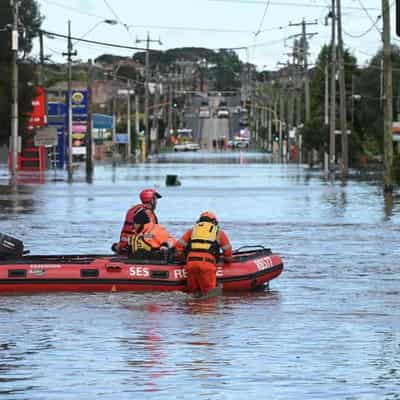 Mayor decries 'wildly fluctuating' advice before flood