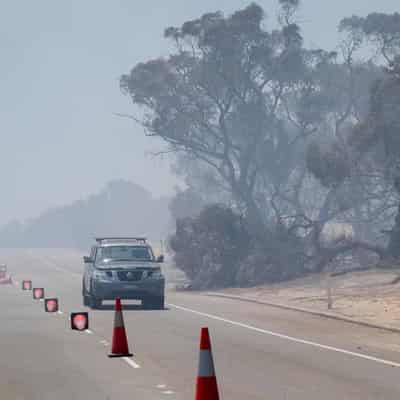 Hospital evacuated, residents urged to flee WA bushfire