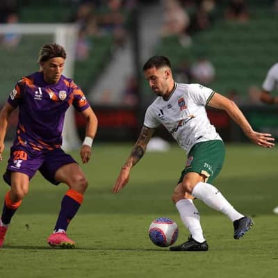 Jets snatch 2-2 draw with Glory after injury-time drama