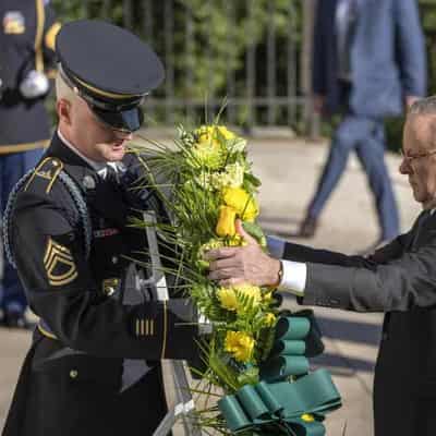 PM lays wreath at Arlington National Cemetery