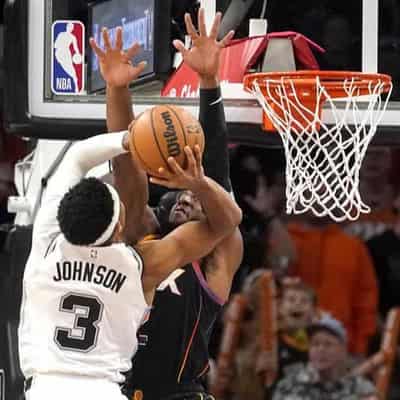 Last-gasp shot seals Spurs' comeback win over Suns