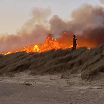 Homes lost to threatening coastal Tasmanian bushfire