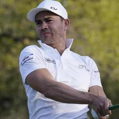 Villegas wins in Bermuda as Adam Scott battles to fifth