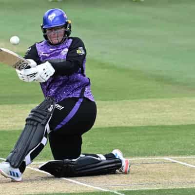 Lee keeps Hurricanes in race for WBBL finals