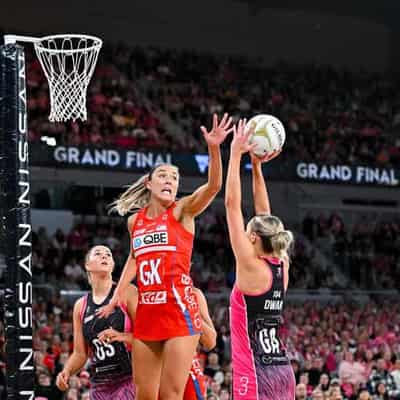 Women's sport trailblazers back netballers in dispute